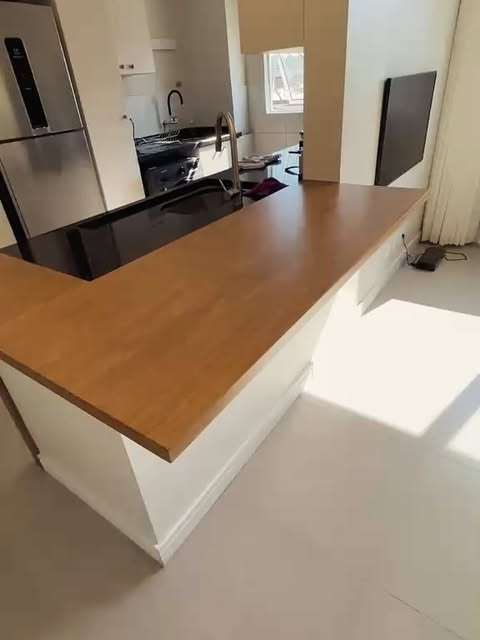 Bancada de cozinha em madeira maciça