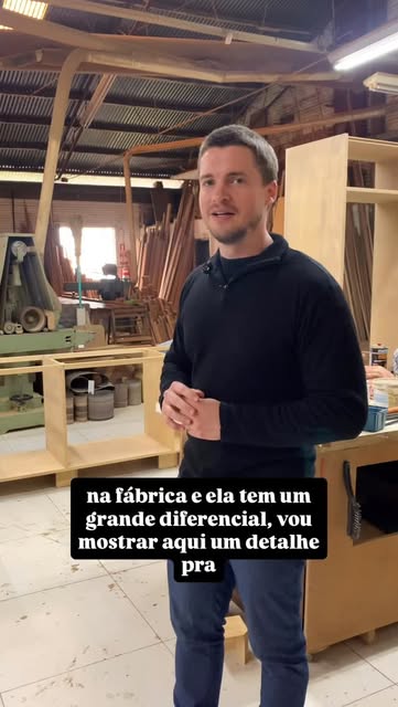 Interior da fábrica de esquadrias Fröhlich com máquinas e peças de madeira