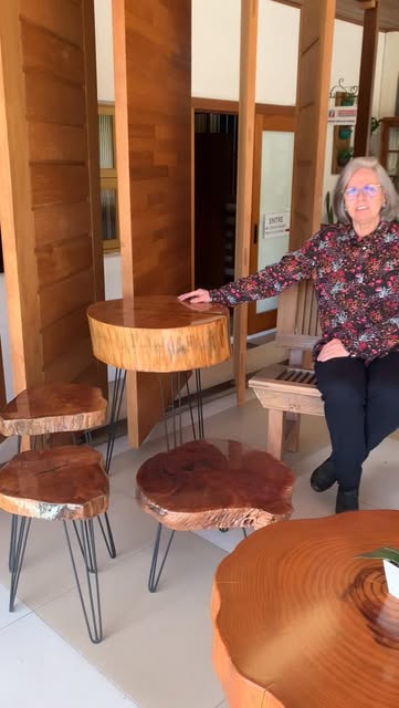 Mesas de tronco de madeira no showroom
