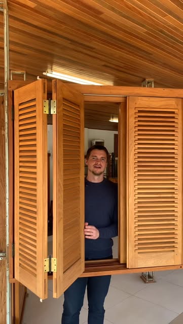 Venezianas de madeira de abrir no showroom Fröhlich